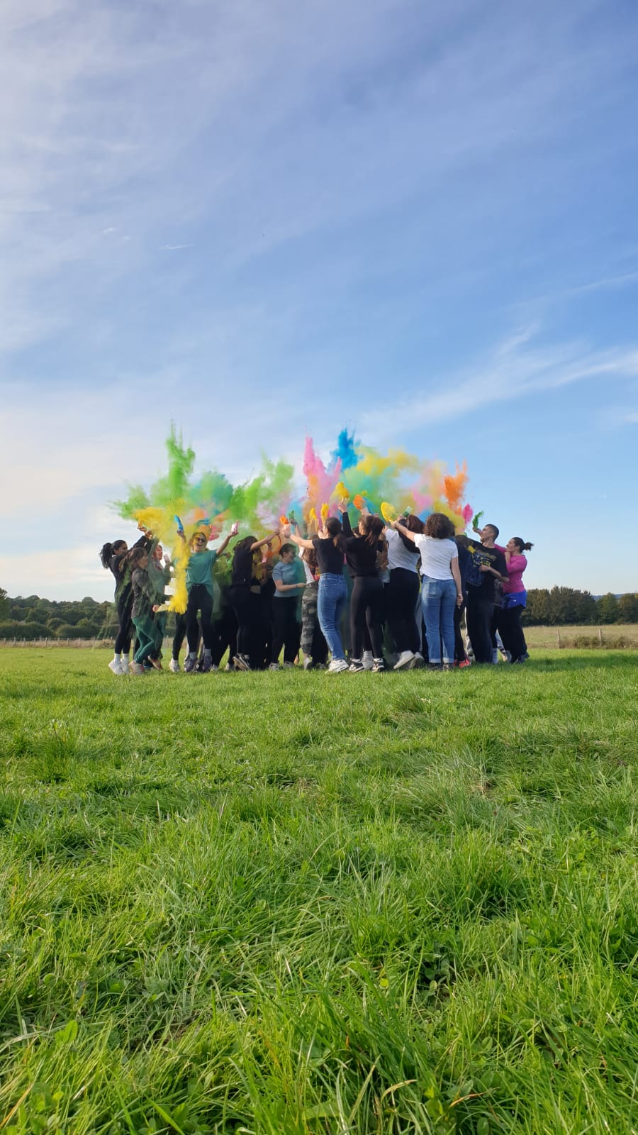 Activité de cohésion en extérieurs pour week-end d'intégration (WEI) dans la prairie du Clos Robin.