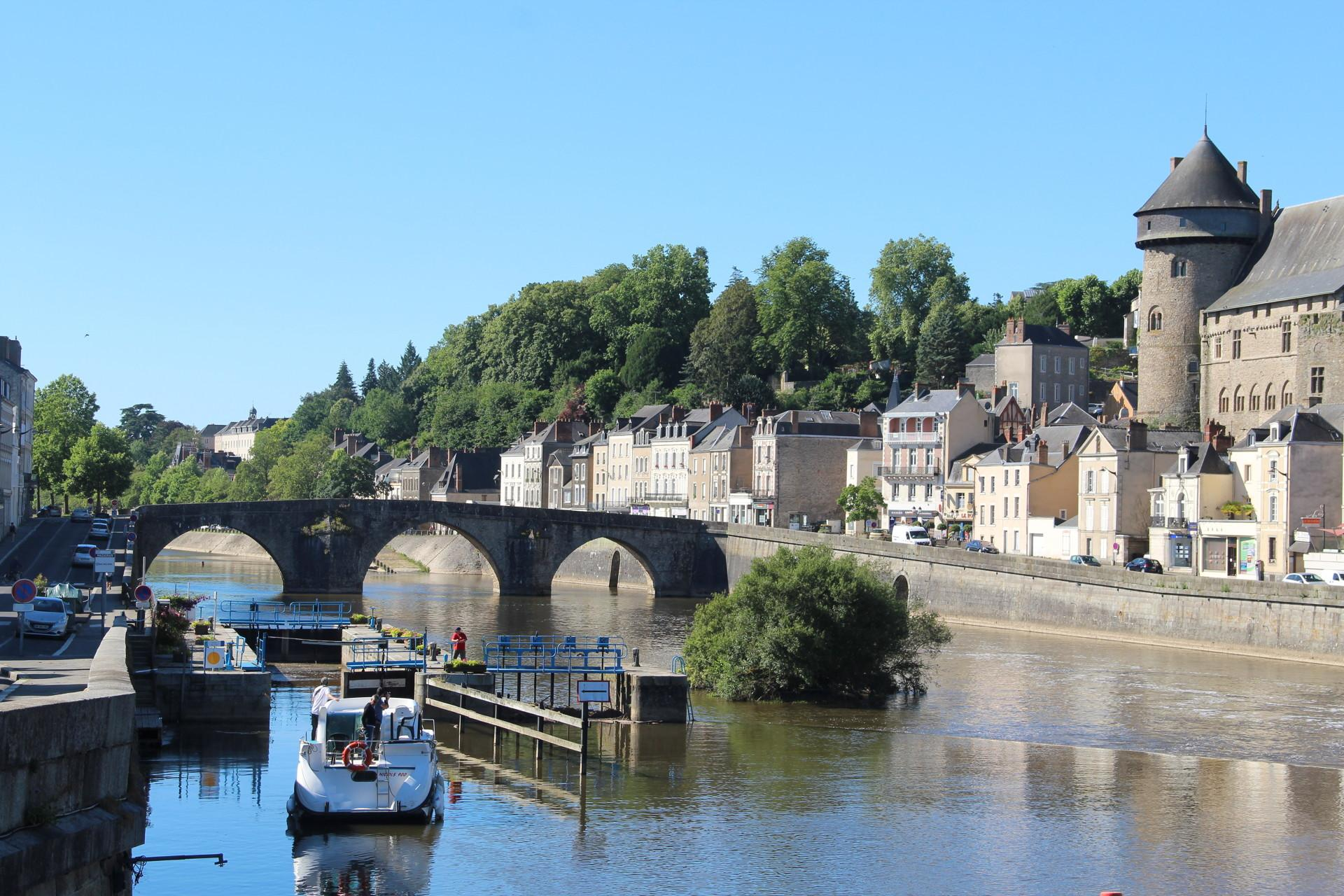 Laval en Mayenne autour du gîte Clos Robin