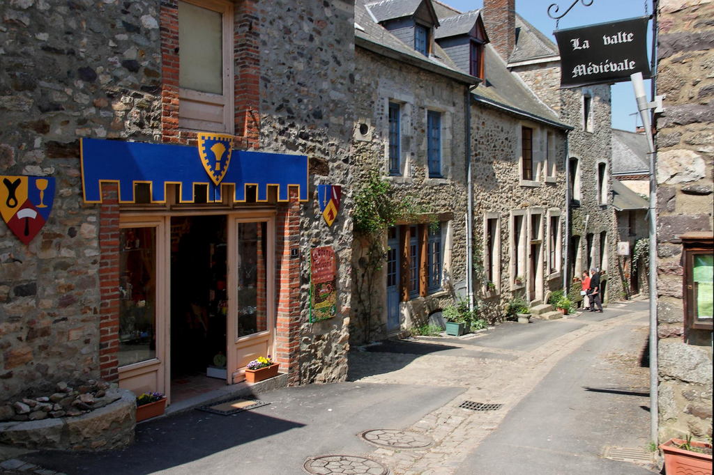 à proximité Mayenne cité médiévale