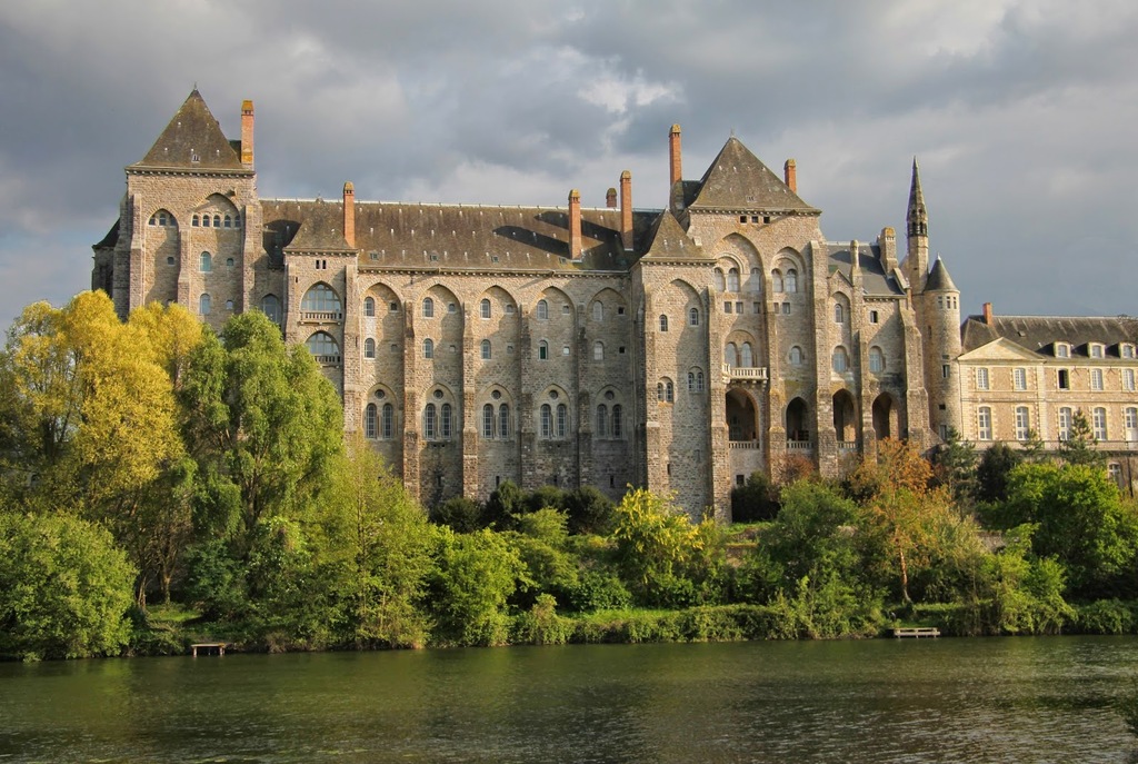abbaye de Solesmes Sarthe autour du gîte Clos Robin